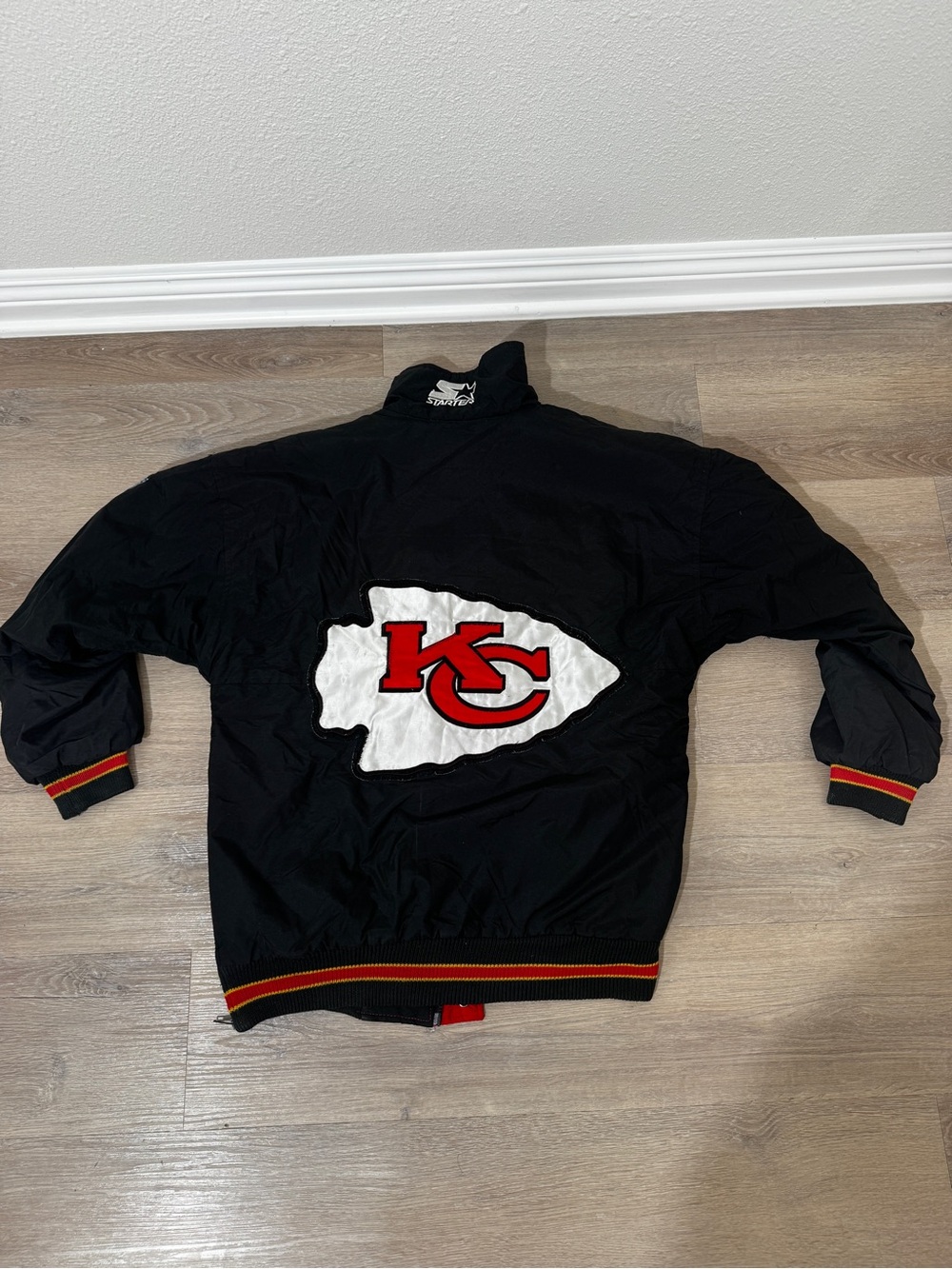 Starter Pro Line Kansas City Chiefs NFL black  Jacket Men’s small Vintage 80’s